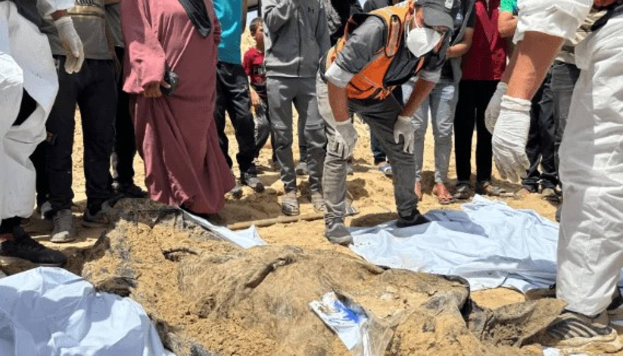 موقع بريطاني: هكذا تجاهل إعلام الغرب خبر المقابر الجماعية بغزة