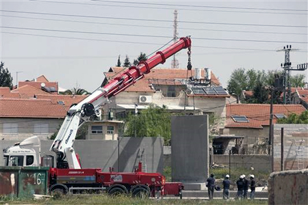 قوات الاحتلال الاسرائيلي خلال وضع «جدار» جديد حول مستوطنة بيت ايل في الضفة الغربية المحتلة امس (ا ف ب)