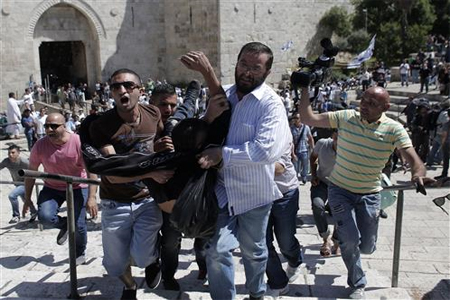 فلسطيني أصيب خلال المواجهات مع عناصر الاحتلال في القدس المحتلة اليوم (أ ف ب)