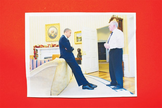 (جون برينان مع الرئيس باراك أوباما في المكتب البيضاوي، ديسمبر/كانون الأول، عام 2012. كان برينان المستشار المقرب للرئيس قبل أن يتم تسليمه رئاسة وكالة الاستخبارات المركزية في عام 2013)