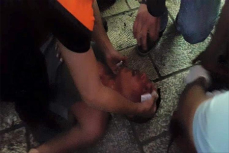صورة بثها ناشطون لأحد المقدسيين بعد إصابته بغاز الفلفل أثناء المواجهات