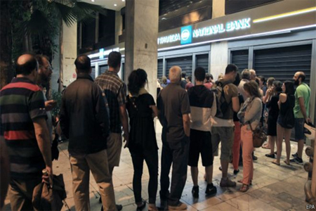  اليونانيون اصفطوا أمام منافذ صرف النقد عقب قرار الحكومة بوضع قيود على عمليات سحب العملة وإغلاق البنوك لفترة عن محددة رسميا.