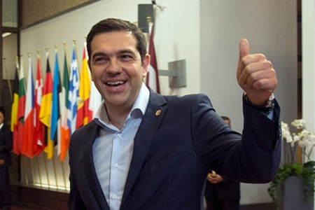  رئيس الوزراء اليوناني الكسيس تسيبراس مغادرا مقر مجلس الاتحاد الأوروبي في بروكسل، 26 يونيو 2015