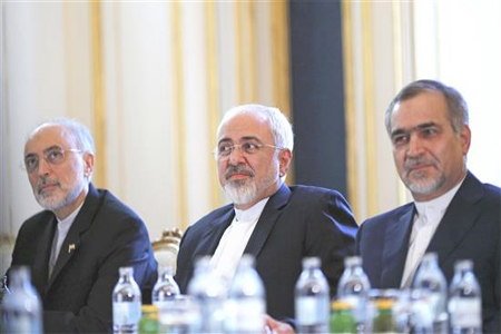 ظريف وإلى جانبه كل من رئيس وكالة الطاقة الذرية الايرانية علي أكبر صالحي والمستشار الخاص للرئيس الايراني حسين فريدون في فيينا، أمس. (أ ف ب)