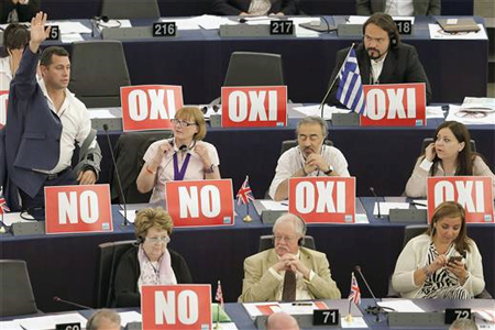 نواب في البرلمان الاوروبي في استراسبورغ امس وأمامهم لافتات كتب عليها «لا» باليوناني (رويترز)