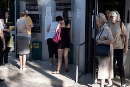  البنوك اليونانية تستأنف عملها بعد ثلاثة أسابيع من الإغلاق