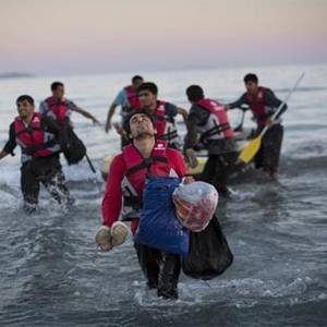 من يعمر أوطانا ضاقت بشبابها وزجت بهم في قوارب الموت