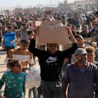 مشاهد مفجعة غير مسبوقة من مركز المساعدات الأميركي في غزة
