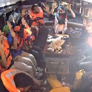 The Israeli occupation arrests the activists of the ship