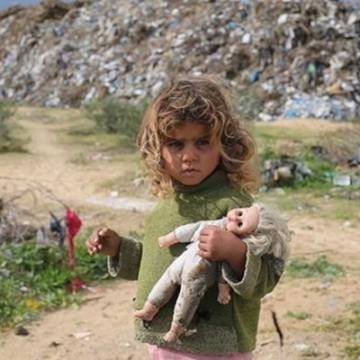 من الطفولة الجائعة إلى الشيخوخة المنفية.. حكاية وطنٍ يبحث عن مأواه 