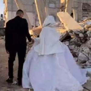 عروس تمشي فوق الرماد ودمية تبحث عن بيت!