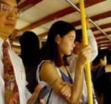 حلاق يقص شعر راكبة نائمة في حافلة عامة دون موافقتها!