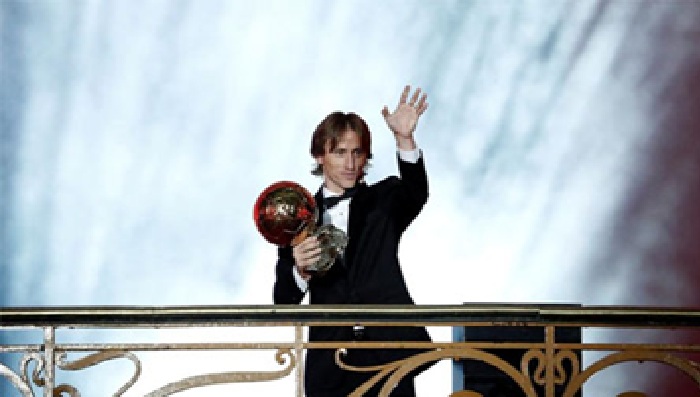 مودريتش يكسر هيمنة ميسي ورونالدو ويتوج بالكرة الذهبية