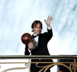 مودريتش يكسر هيمنة ميسي ورونالدو ويتوج بالكرة الذهبية