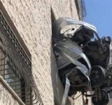 أغرب حادث سير.. كيف وصلت الشاحنة إلى نافذة البناية؟