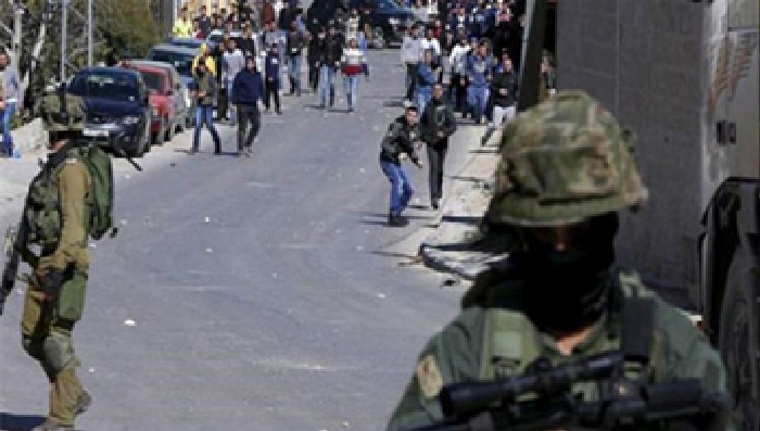 اصابات خلال مواجهات "الامعري" وجيش الاحتلال يواصل هدم منزل عائلة ابو حميد