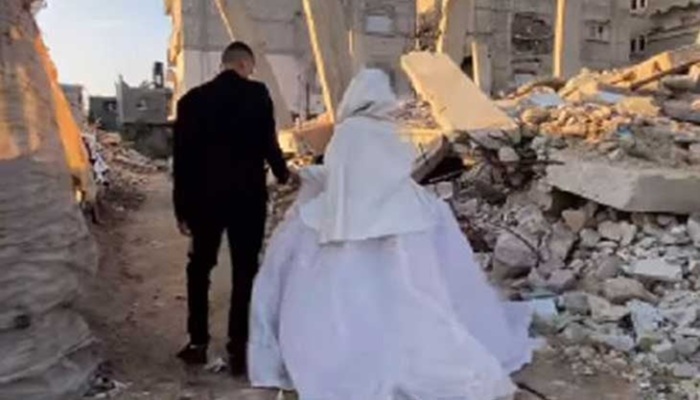 عروس تمشي فوق الرماد ودمية تبحث عن بيت!