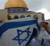 المستوطنون يعربدون ويرفعون علم اسرائيل داخل المسجد الاقصى ومواجهات عنيفة مع الفلسطينيين