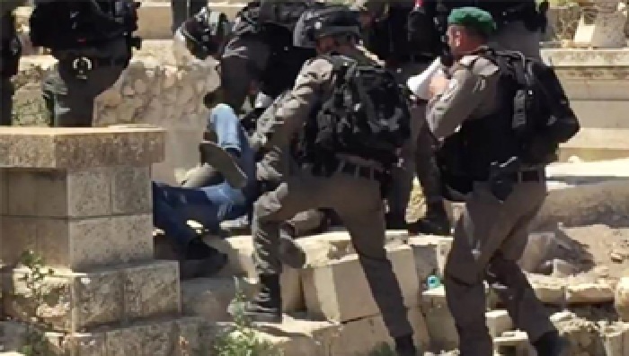 الاحتلال يقمع فعاليّة احتجاجية على نبش قبور مقبرة باب الرحمة بالقدس