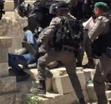 الاحتلال يقمع فعاليّة احتجاجية على نبش قبور مقبرة باب الرحمة بالقدس