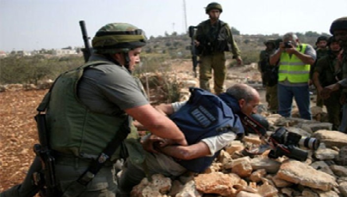 الإعلام: 19 صحفياً في سجون الاحتلال 