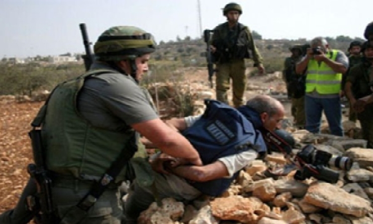 الإعلام: 19 صحفياً في سجون الاحتلال 