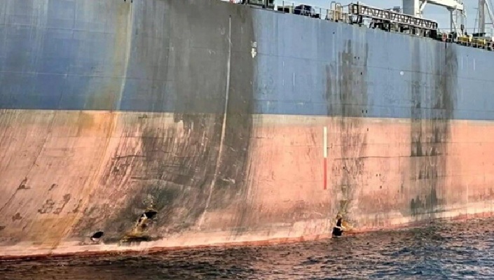 ناقلة النفط "فيرات" المتضررة جراء هجوم في البحر الأسود