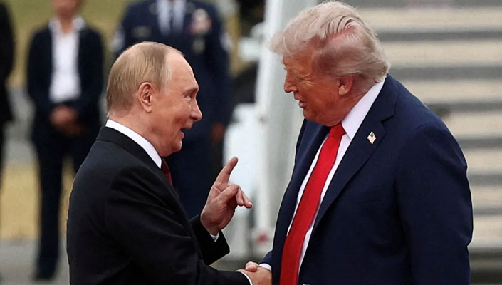 ترمب (يمين) يعتبر أن المحادثة الهاتفية مع بوتين حول الشأنين الإيراني والأوكراني جرت بشكل جيد 