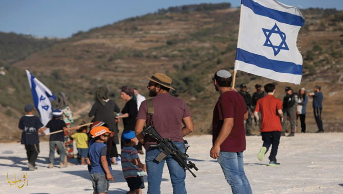 آلاف المستوطنين المسلحين في الضفة الغربية يشنون اعتداءات شبه يومية على الفلسطينيين بدعم قوات الاحتلال 