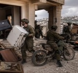 With all brazenness and with the support of their leaders: Carpets, appliances and bicycles.. Haaretz reveals the looting of houses in southern Lebanon by the occupation soldiers