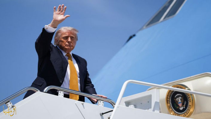Trump waves his hand as he boards the presidential plane to China 