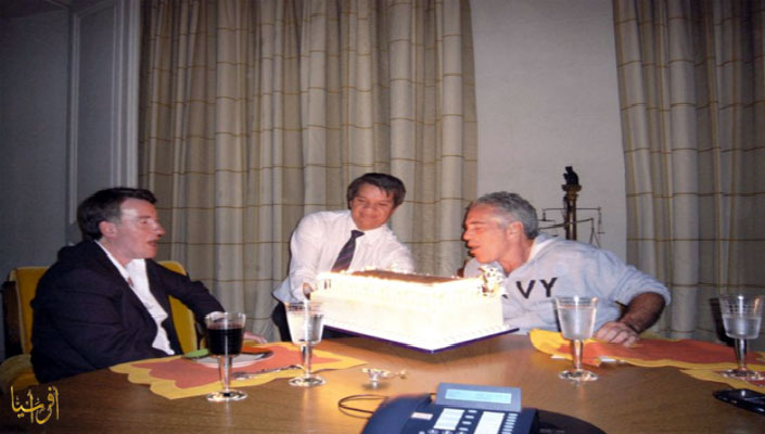 Peter Mandelson (left) with Jeffrey Epstein (right) (French)