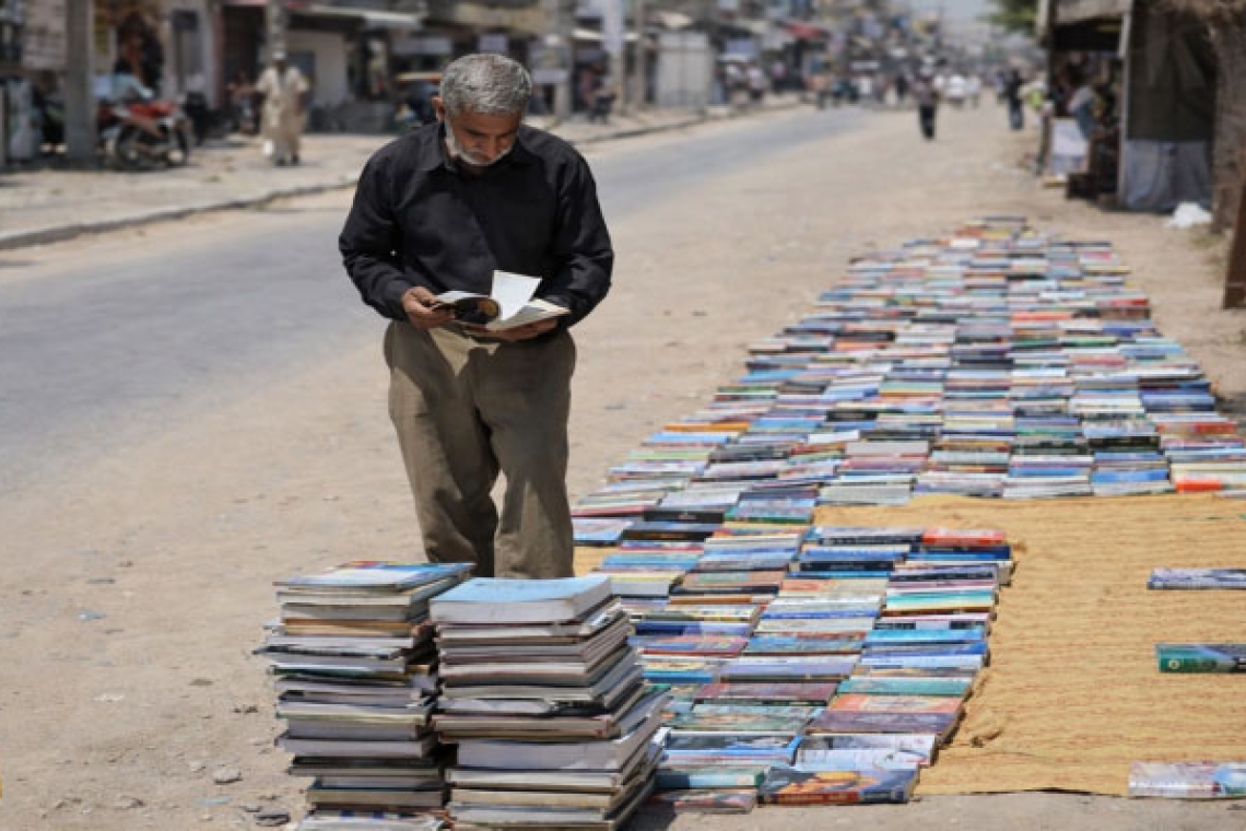 A bookseller pulls knowledge out of the rubble and spreads it in Gaza