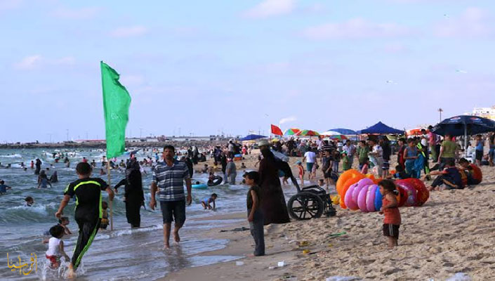 موجة الحر تحوّل خيام غزة إلى "أفران".. والبحر ملاذٌ أخير