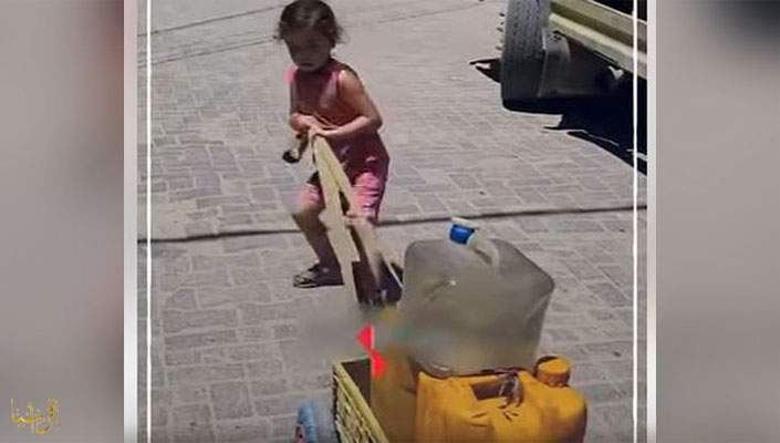 طفلة تحمل ثقل مدينة عطشى… وأم تخرّجت قبل ابنها 
