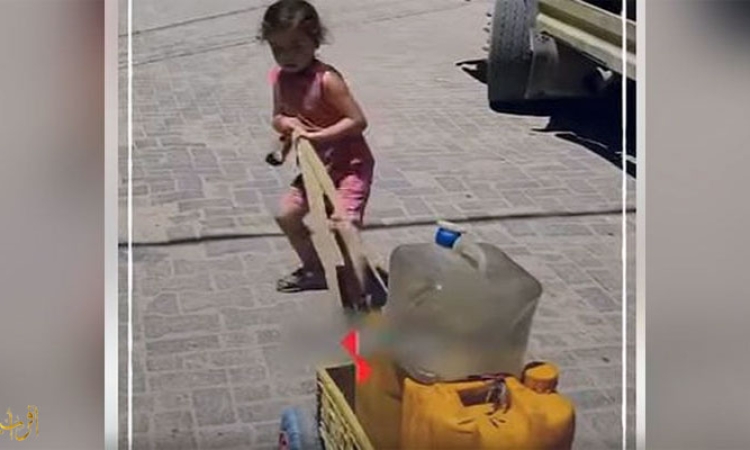 طفلة تحمل ثقل مدينة عطشى… وأم تخرّجت قبل ابنها 