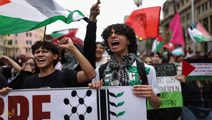 متظاهرون يشاركون في مسيرة مؤيدة للفلسطينيين في سانتياغو