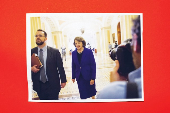 (ديسمبر/كانون الأول عام 2014: وصول السناتور ديان فينشتاين لتتحدث للصحفيين عن تقرير لجنة الاستخبارات في مجلس الشيوخ حول أساليب استجواب وكالة المخابرات المركزية)