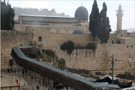 صورة لجسر المغاربة وحائط البراق وهو أحد أجزاء المسجد الأقصى (مركز البيان للبحوث والدراسات)