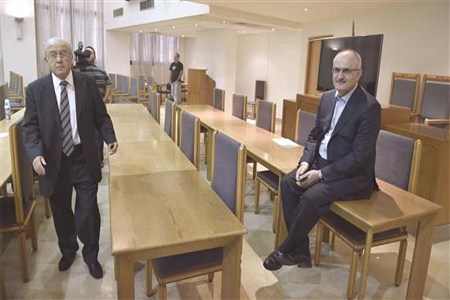 وزير المال علي حسن خليل يجلس جانباً، في قاعة مكتبة مجلس النواب، أمس، متابعاً ما شهدته جلسة لجنة الأشغال والطاقة النيابية من مشادات بين نواب "تكتل التغيير" و "كتلة المستقبل"، على خلفية مدى صحة الكلام المنسوب الى خليل، في محضر الجلسة السابقة، حول الإنفاق على الكهرباء، ويبدو رئيس اللجنة محمد قباني بعدما رفع الجلسة في ضوء تلك المشادات (عباس سلمان)